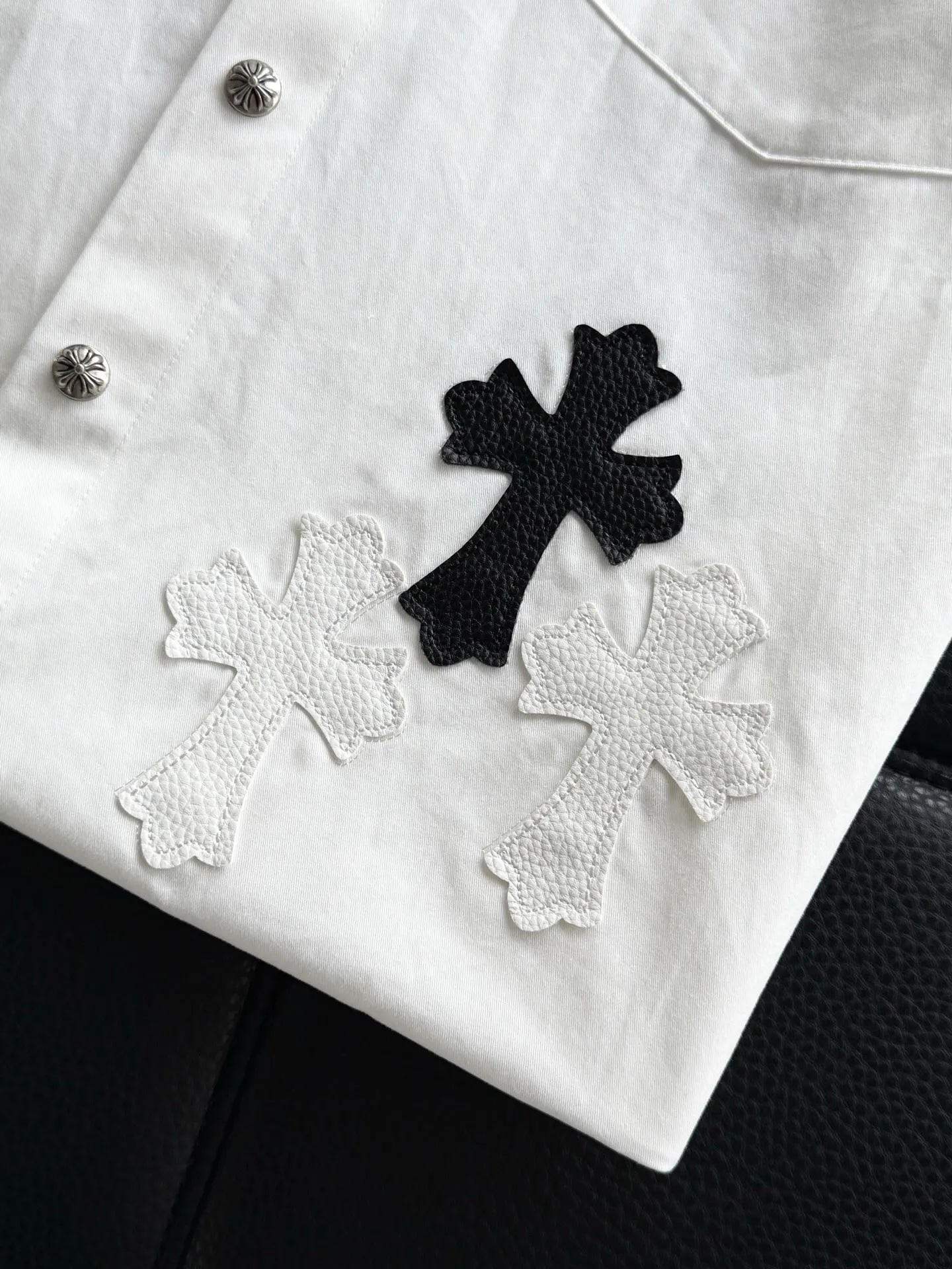 P510 Chrome Hearts leather cross leather embroidery shirt jacket! OS version can be worn by both men and women! The fabric is made of twill gauze cotton fabric! The texture is clear and smooth, not easy to wrinkle or fade! The embroidery process is complex and repetitive, and the requirements for the embroidery machine are very strict. The distance is always 45 centimeters! It won’t work if the spacing is too big, and it won’t work if it’s too small! The hardware is all carved and cast. This piece of clothing consumes a lot of material. More than 3 meters of material is used for one piece of clothing! After the garment is made, it needs to be fixed at high temperature, washed at a water temperature of more than 70 degrees, and softened by adding softener to make the upper body softer and smoother!   Color: black white Size: m-3xl Style number: 5879➕3731